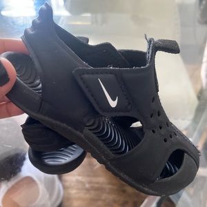 Nike sandals size 9 very good condition